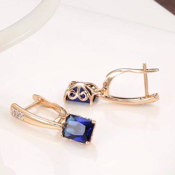 Rose gold stud earrings - Picture 2 of 4